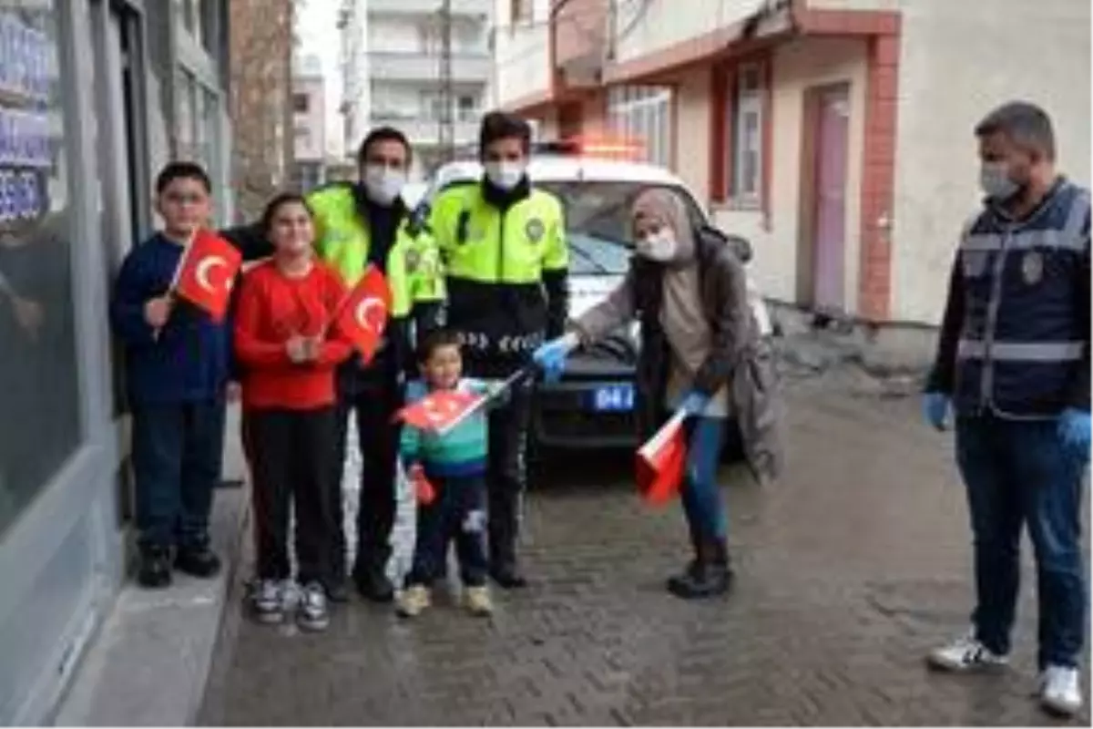 Patnos\'ta polisler çocuklara Türk bayrağı ve balon dağıttı