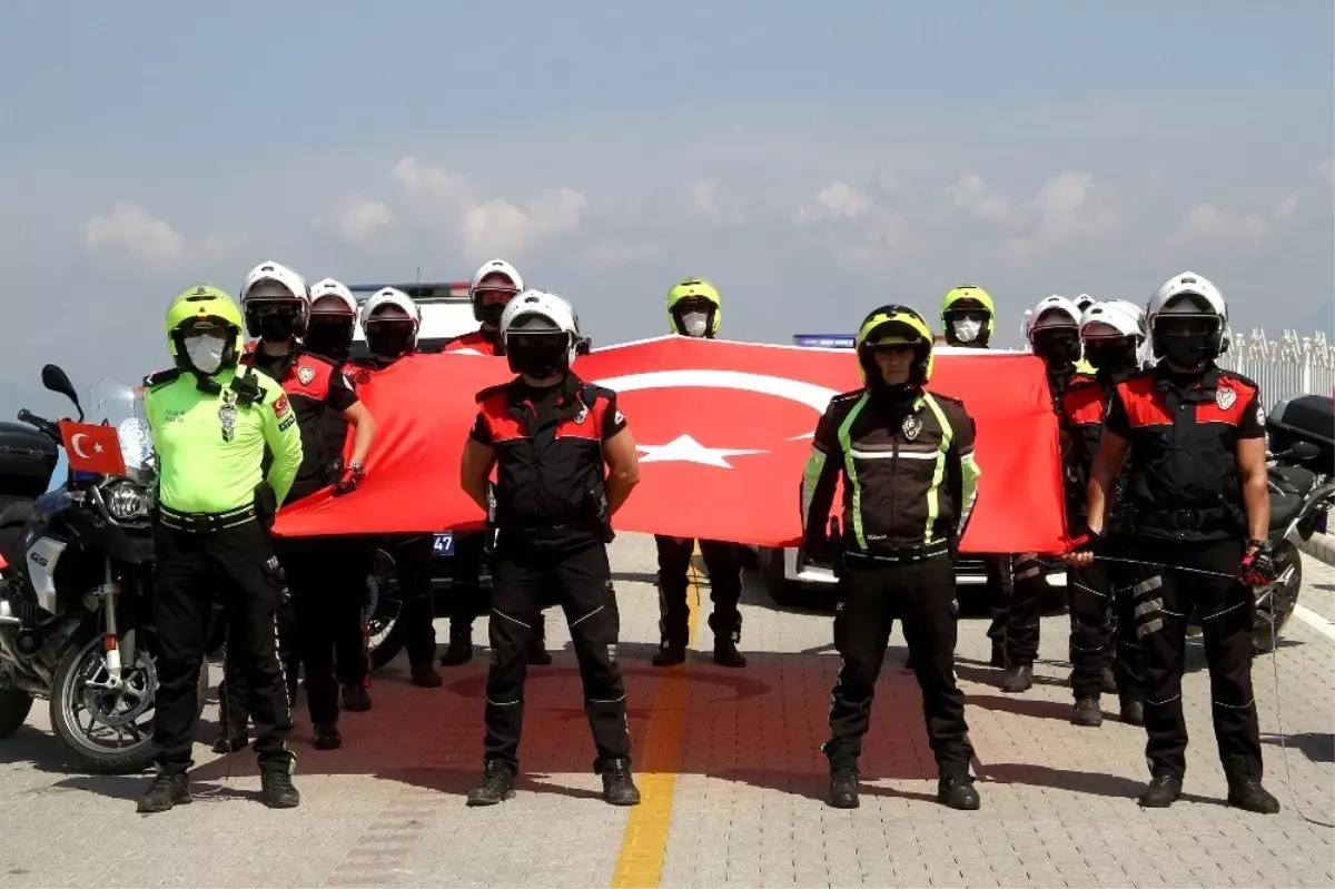 Polis korteji eşliğinde 23 Nisan coşkusu