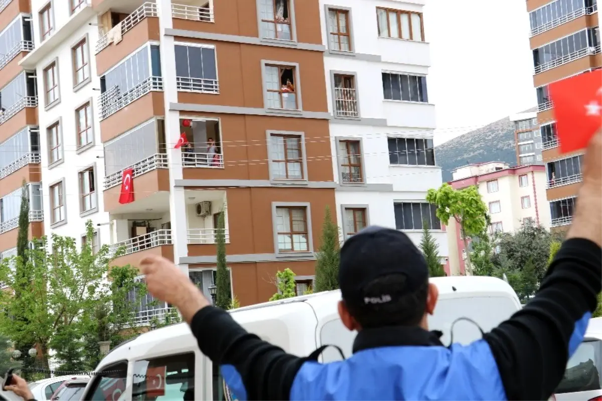 Polisler, balkon ve pencerelerdeki çocukların bayramını kutladı