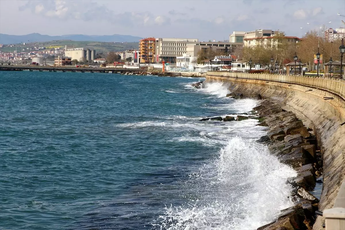 Poyraz, Marmara Denizi\'nde etkisini sürdürüyor