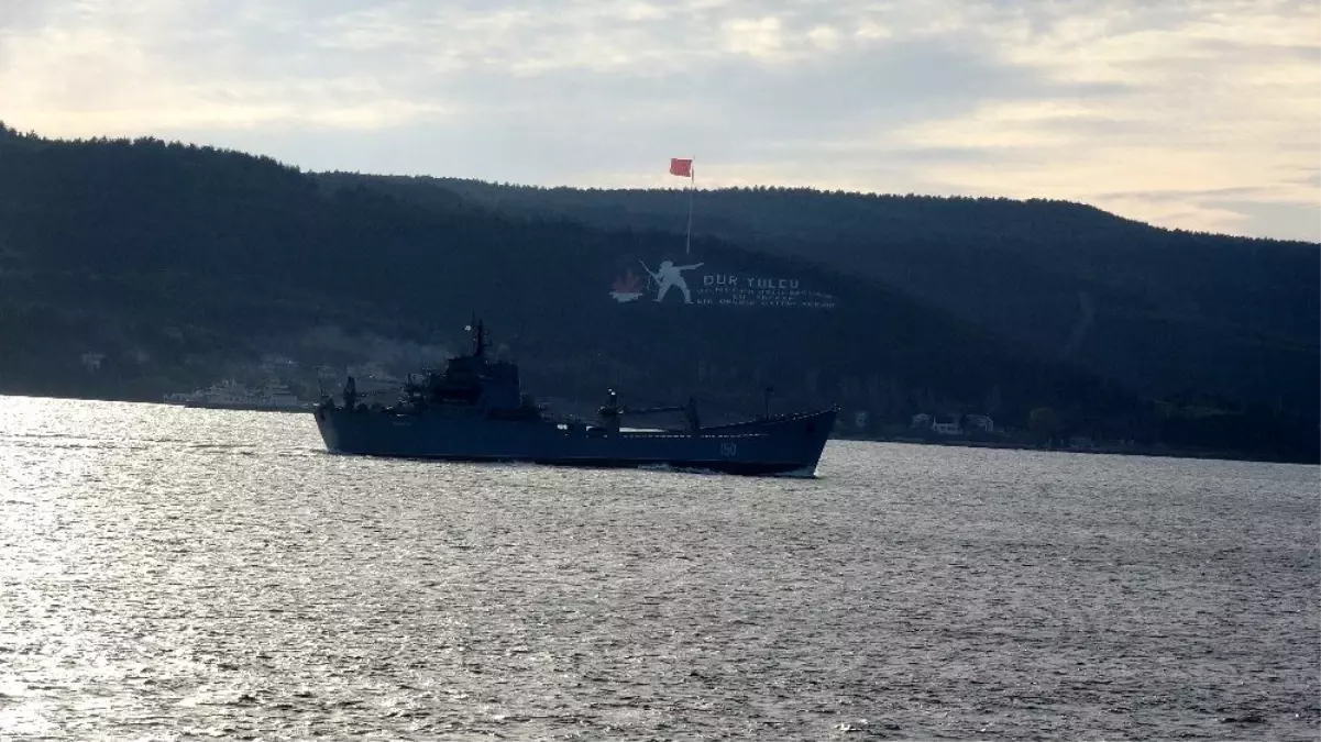 Rus savaş gemisi \'Saratov\' Çanakkale Boğazı\'ndan geçti