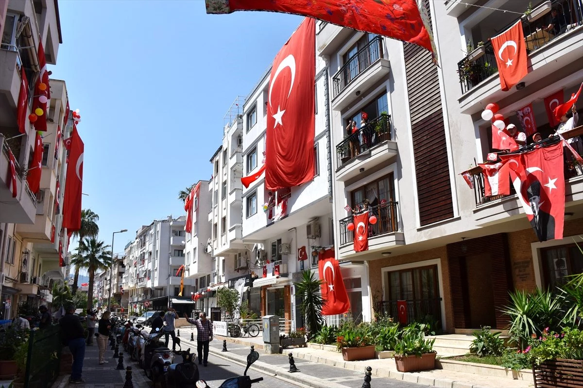 Salih Usta\'nın "23 Nisan" sokağında buruk kutlama