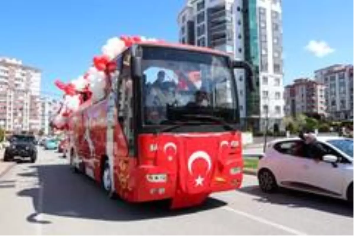 Samsun\'da 23 Nisan\'da konvoyla rengarenk kutlama