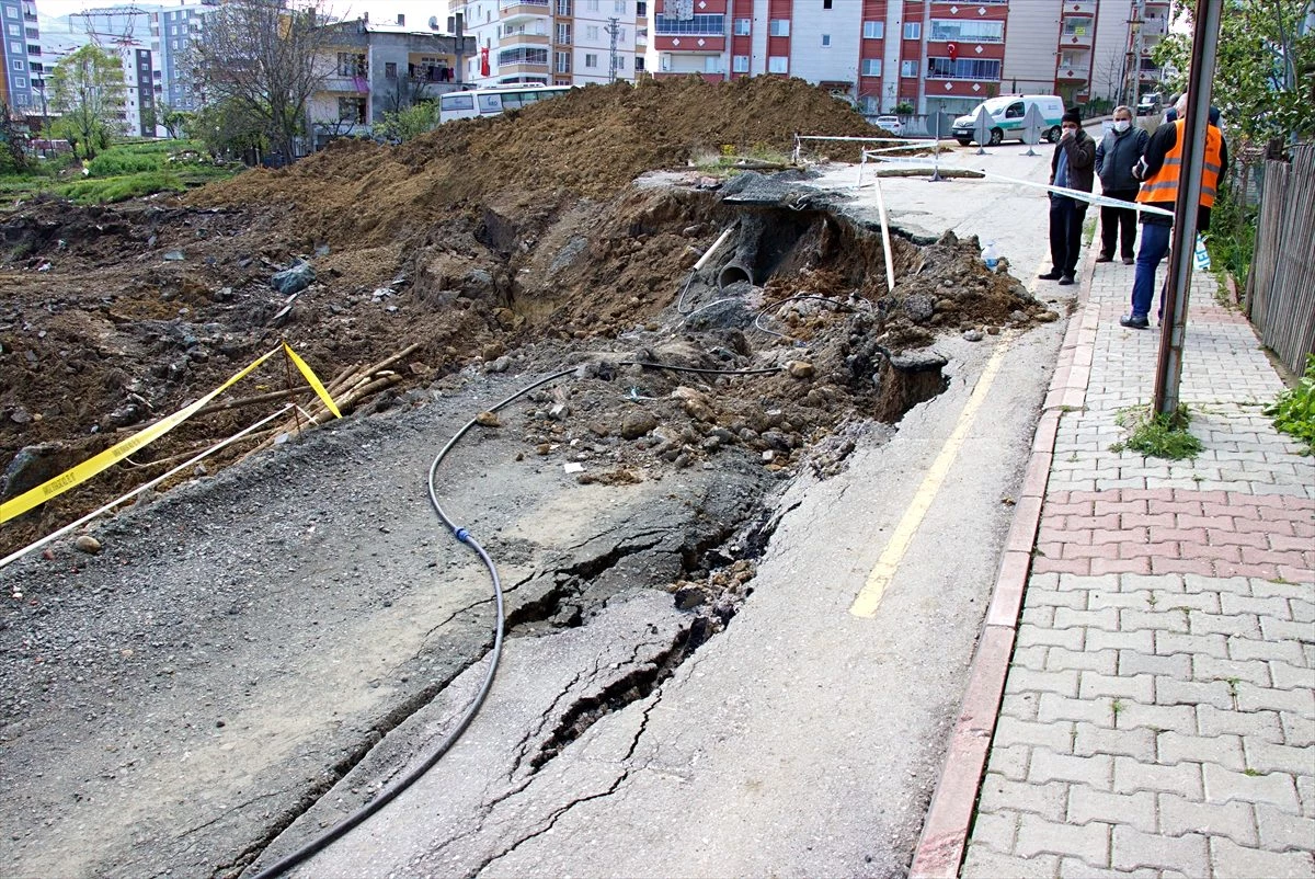 Samsun\'da toprak kayması nedeniyle sokak trafiğe kapatıldı