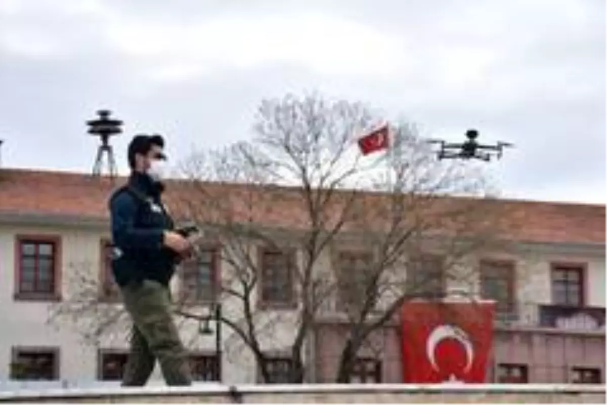 Sesli drone ile sokağa çıkanlar uyarılıyor