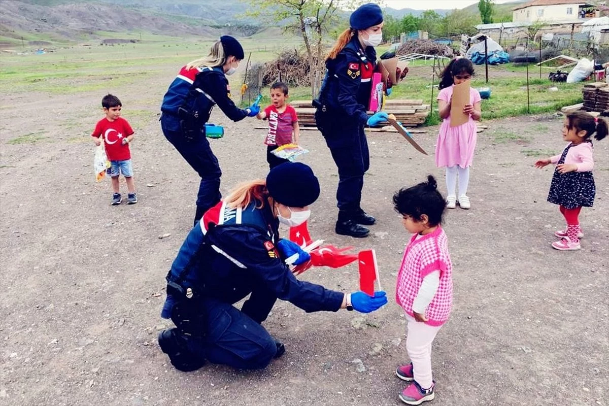 Siirt, Elazığ ve Diyarbakır\'da güvenlik güçleri çocukların yüzlerini güldürdü