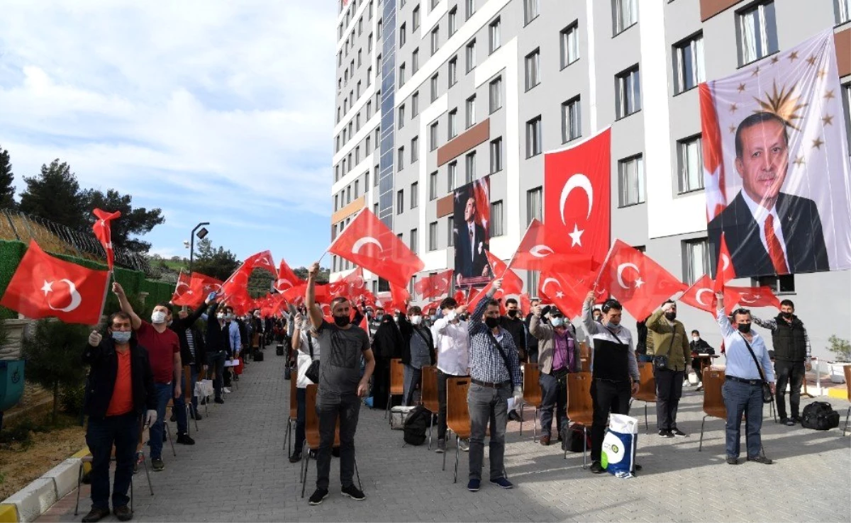 Suudi Arabistan\'dan gelen 189 kişiye Türk bayraklı karşılama