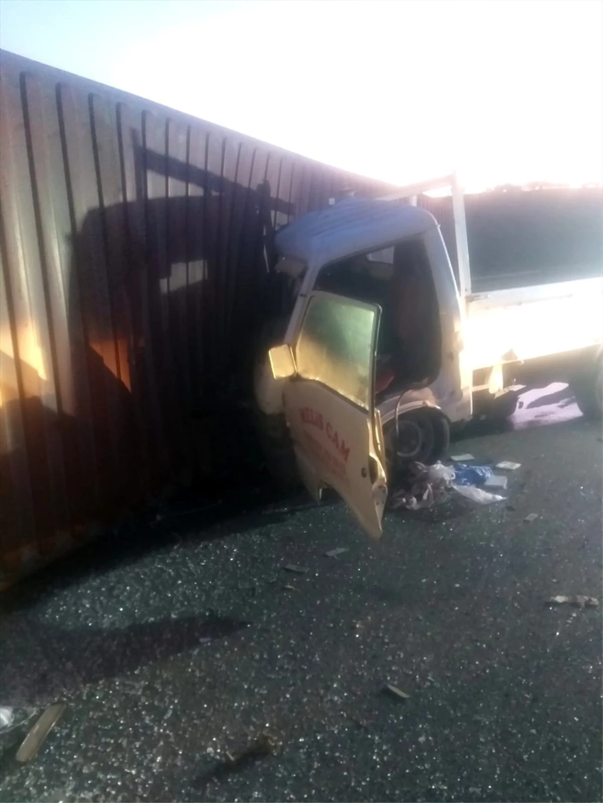 Tekirdağ\'da kamyonetle çarpışan tırın sürücüsü öldü