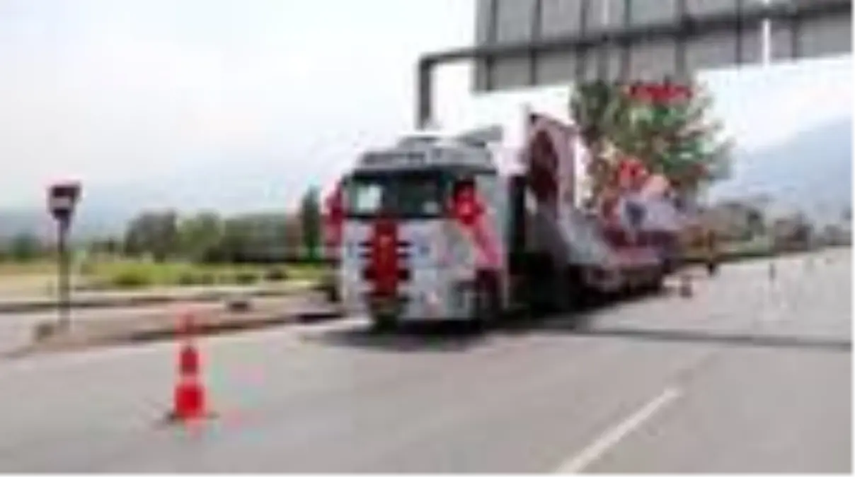 TIR\'lara eğlence yükleyip, balkonlardaki çocuklara bayram sürprizi yaptılar