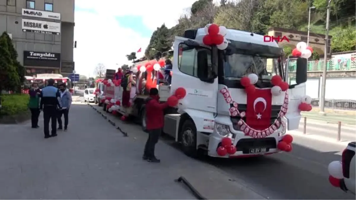 TIR üzerinde müzik yaparak, sokağa çıkamayanların bayramını kutladılar