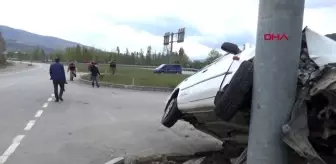 TOKAT Kontrolden çıkan otomobil, trafik levhasında asılı kaldı