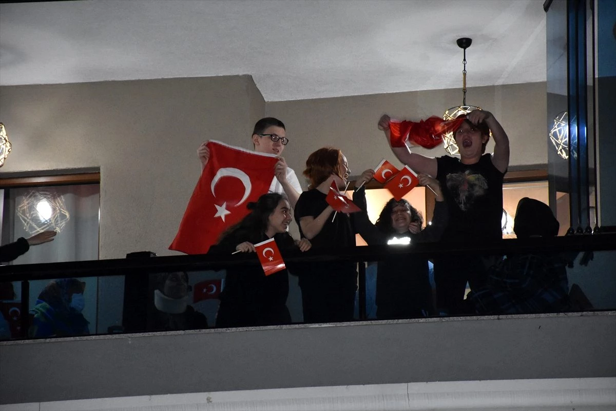 Trakya\'da vatandaşlar 23 Nisan\'da İstiklal Marşı\'nı balkonlarında okudu