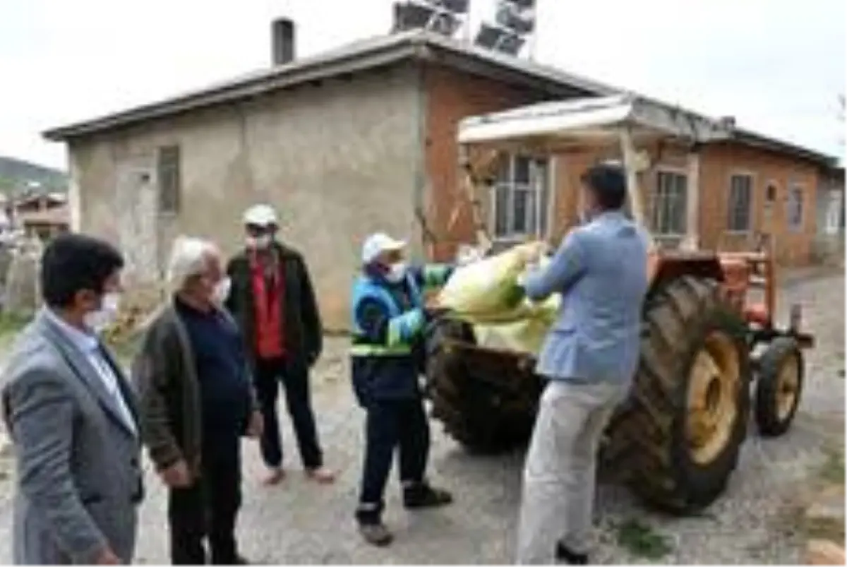 Tufanbeyli Belediye Başkanı Ergu, vatandaşın tarlasını gübreledi