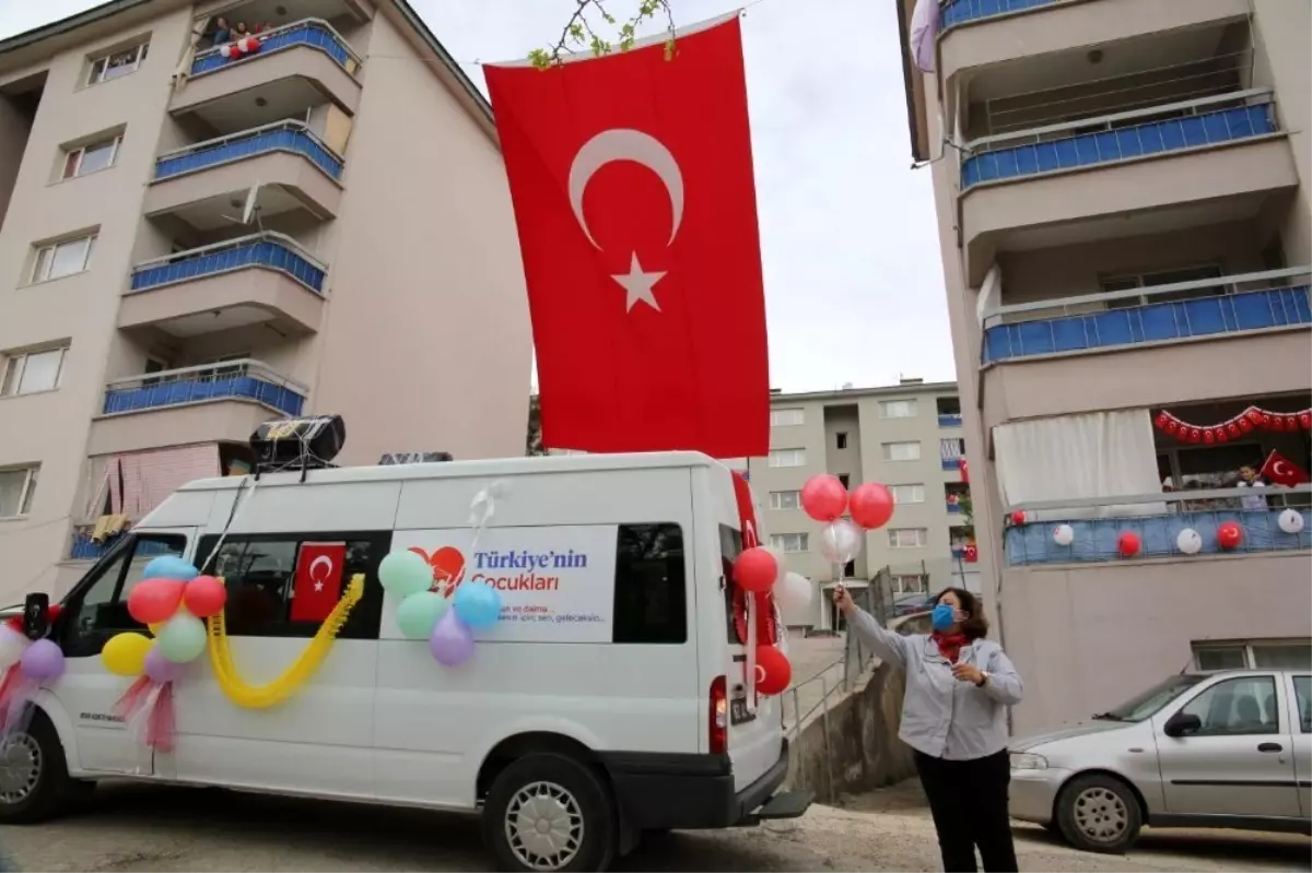 Tunceli\'de 23 Nisan araçlardan yükselen çocuk şarkılarıyla kutlandı