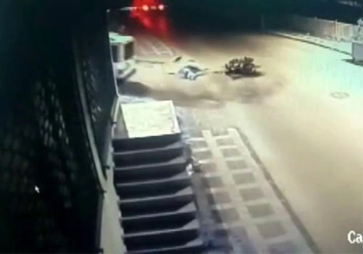 Ümraniye\'de feci kaza: Motosikletli metrelerce havaya fırladı