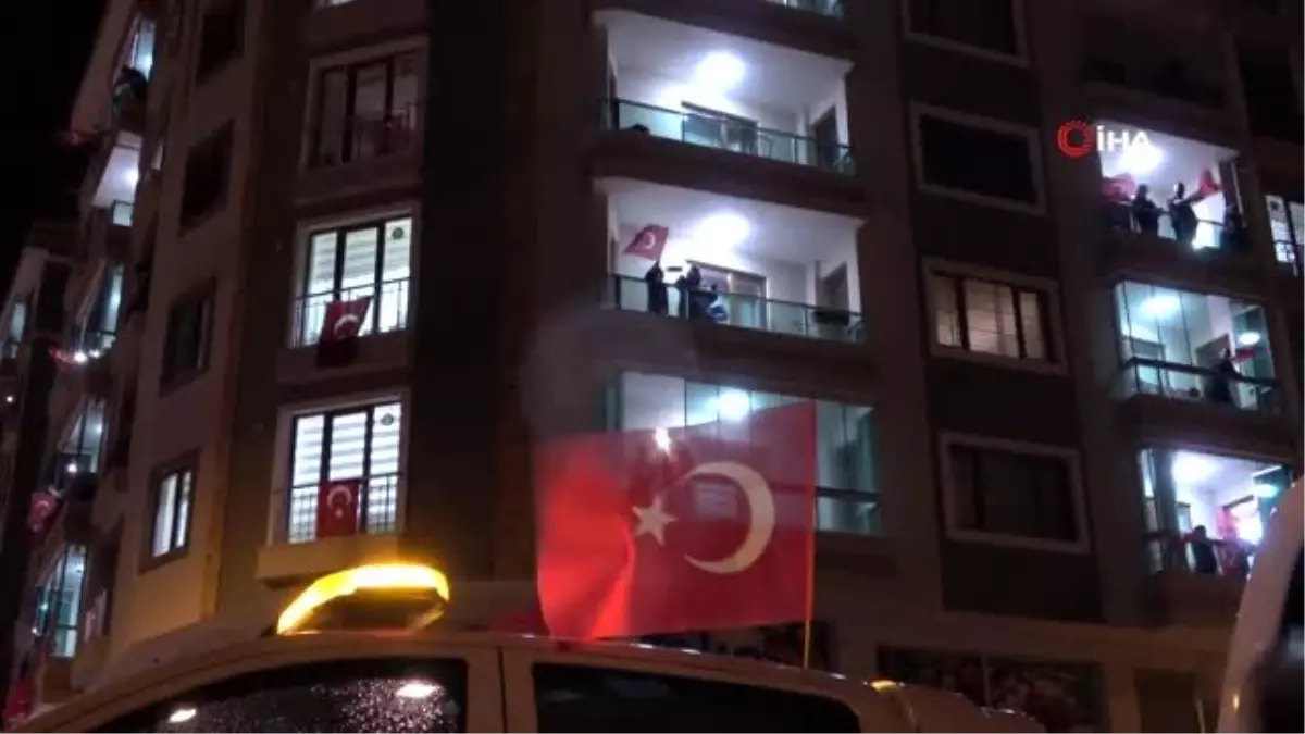 Vanlılar balkon ve pencerelerden İstiklal Marşı okudu