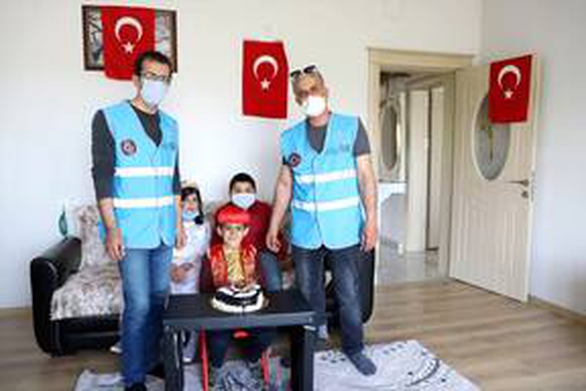 Vefa Sosyal Destek Grubu\'ndan 23 Nisan\'da doğan Kadir\'e sürpriz kutlama