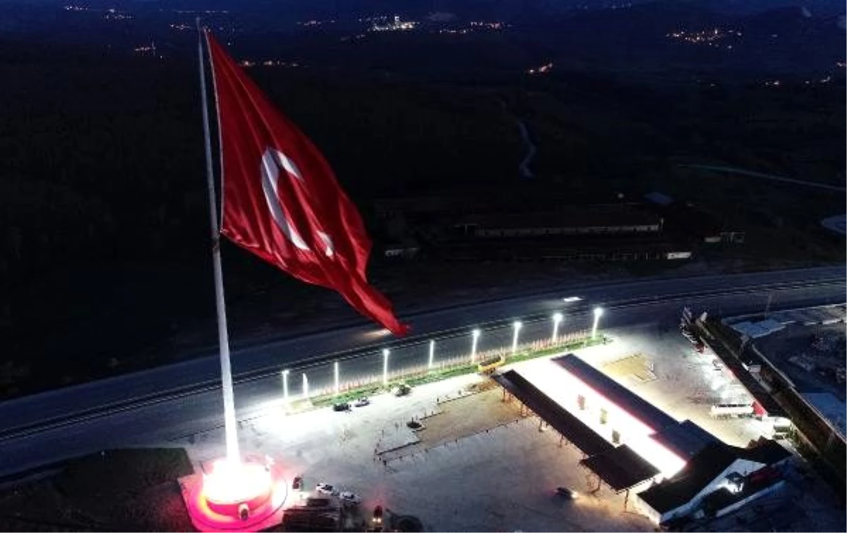 2 bin metrekarelik dev Türk bayrağı altında tören