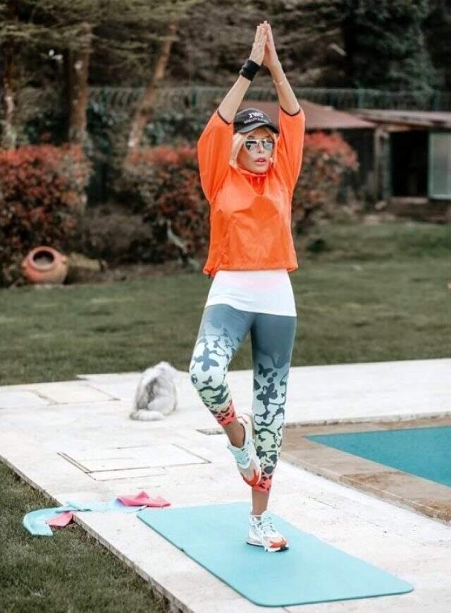 74 yaşındaki Ajda Pekkan, evde spor yaptığı anları paylaştı 74 yaşındaki Ajda Pekkan, evde spor yaptığı anları paylaştı