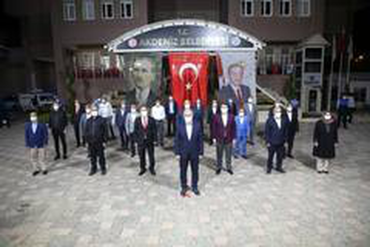 Akdeniz Belediyesi önünde İstiklal Marşı okundu