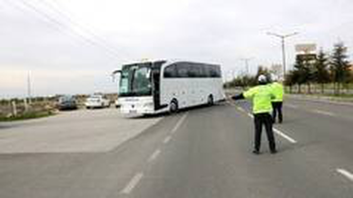 Dalgıçlar, baraj gölünün 30 metre altında Türk bayrağı açtı