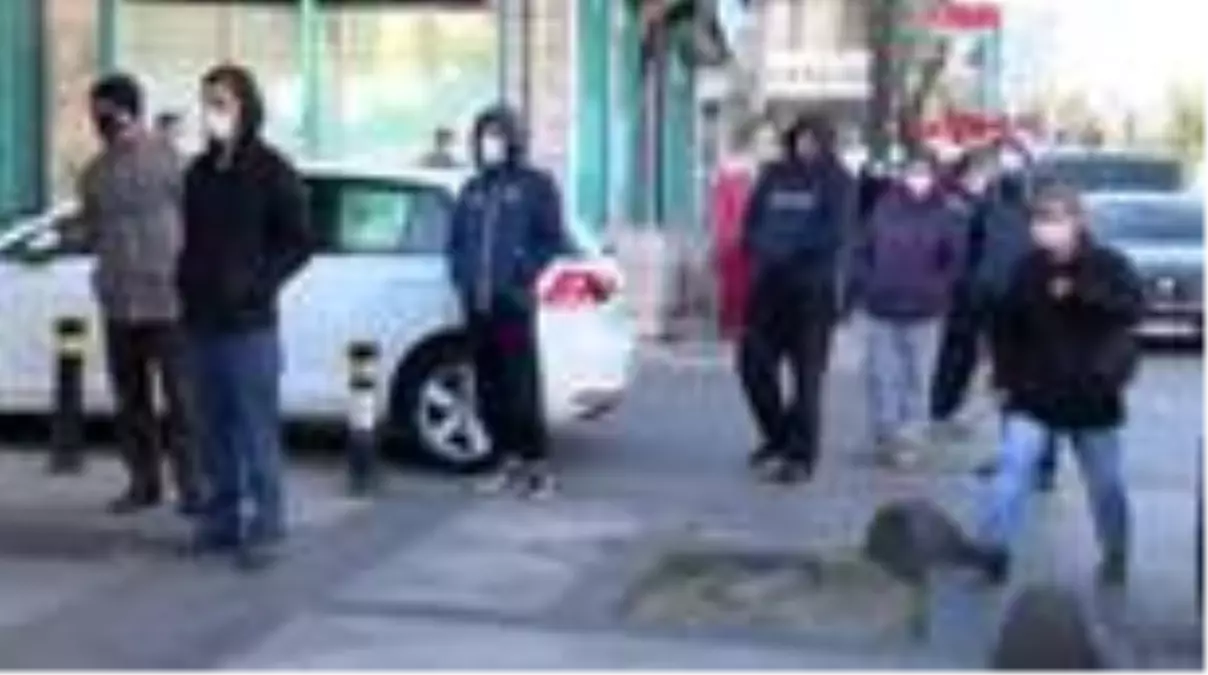 BEYOĞLU ve BAHÇELİEVLER\'DE SOSYAL MESAFELİ PİDE KUYRUĞU