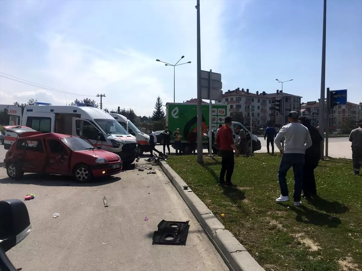 Bolu\'da askeri ambulans otomobille çarpıştı: 5 yaralı