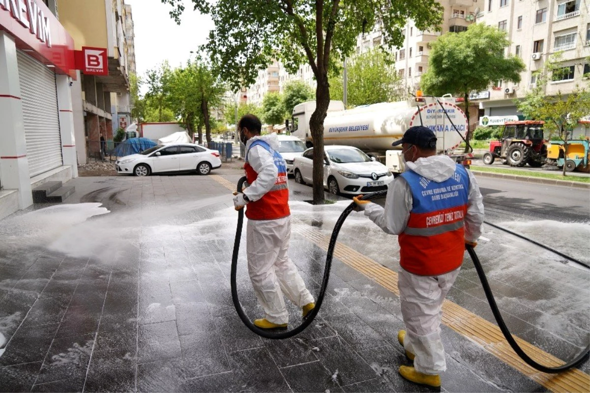 Diyarbakır\'da cadde ve kaldırımlar tazyikli suyla yıkanıyor