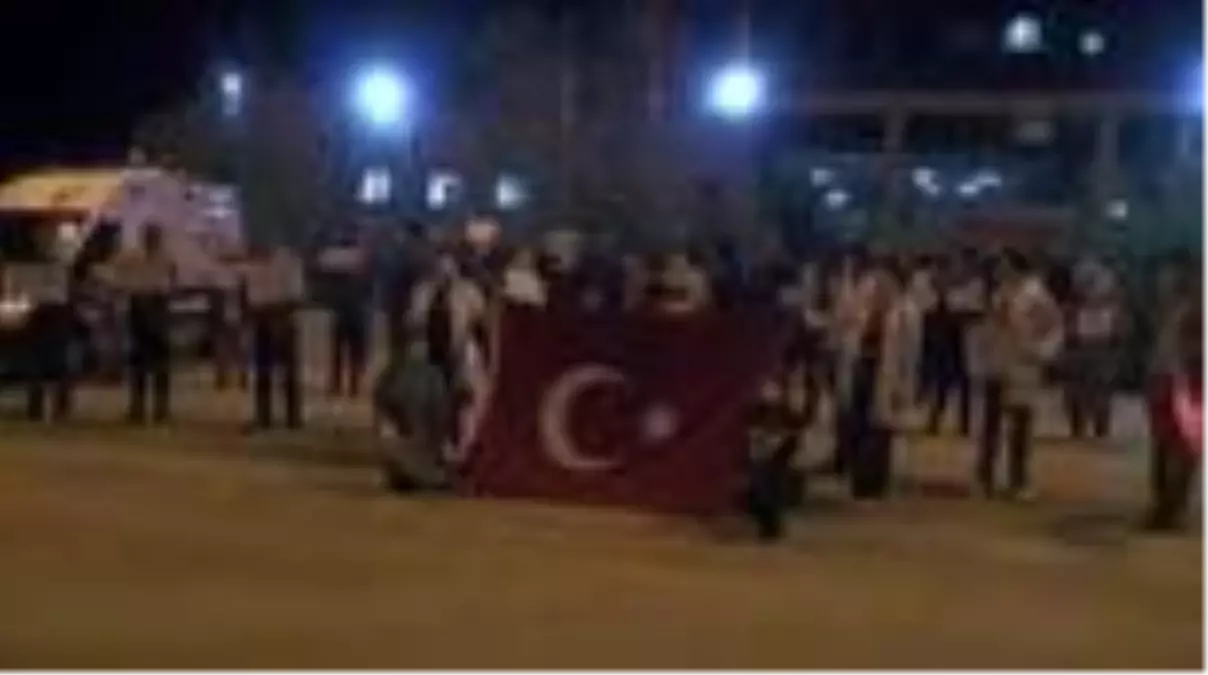 Doğu ve Güneydoğu\'da vatandaşlar İstiklal Marşı\'nı balkonlardan okudu