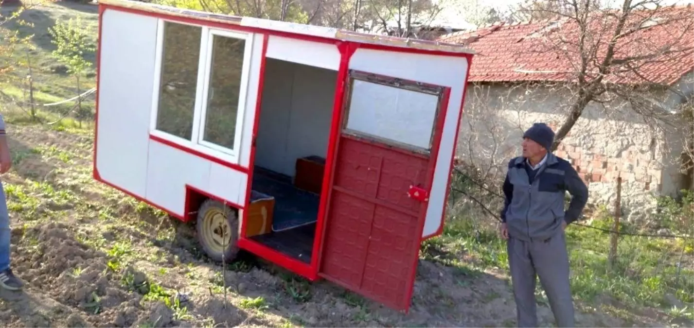 23 Nisan coşkusu, sokağa çıkma kısıtlamasına rağmen balkonlarda yaşandı