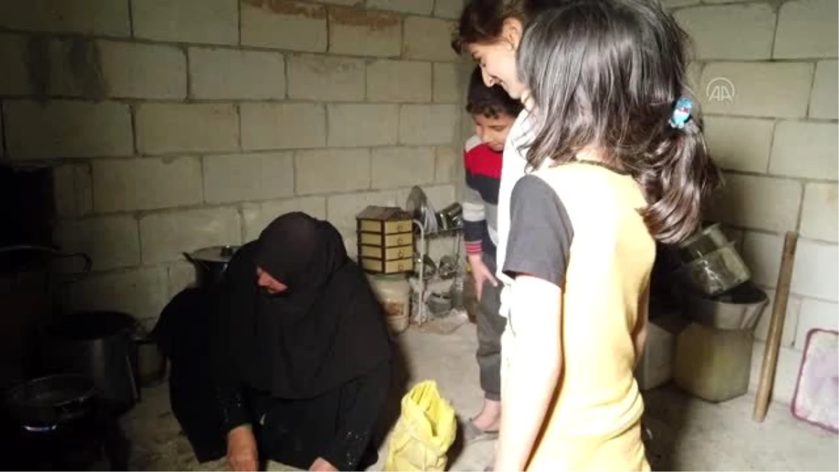 İdlib\'deki kamplarda yaşayanlar ilk sahuru ev hasretiyle yaptı