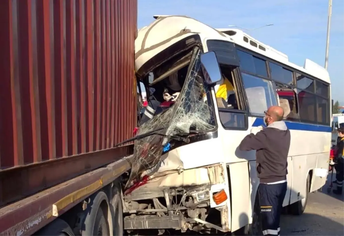 İşçi servisi park halindeki tıra çarptı: 1 ölü 15 yaralı