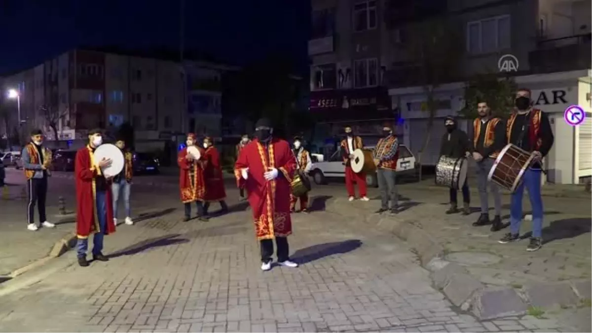 İstanbul\'da ramazan davulcuları maske takarak mesaiye başladı