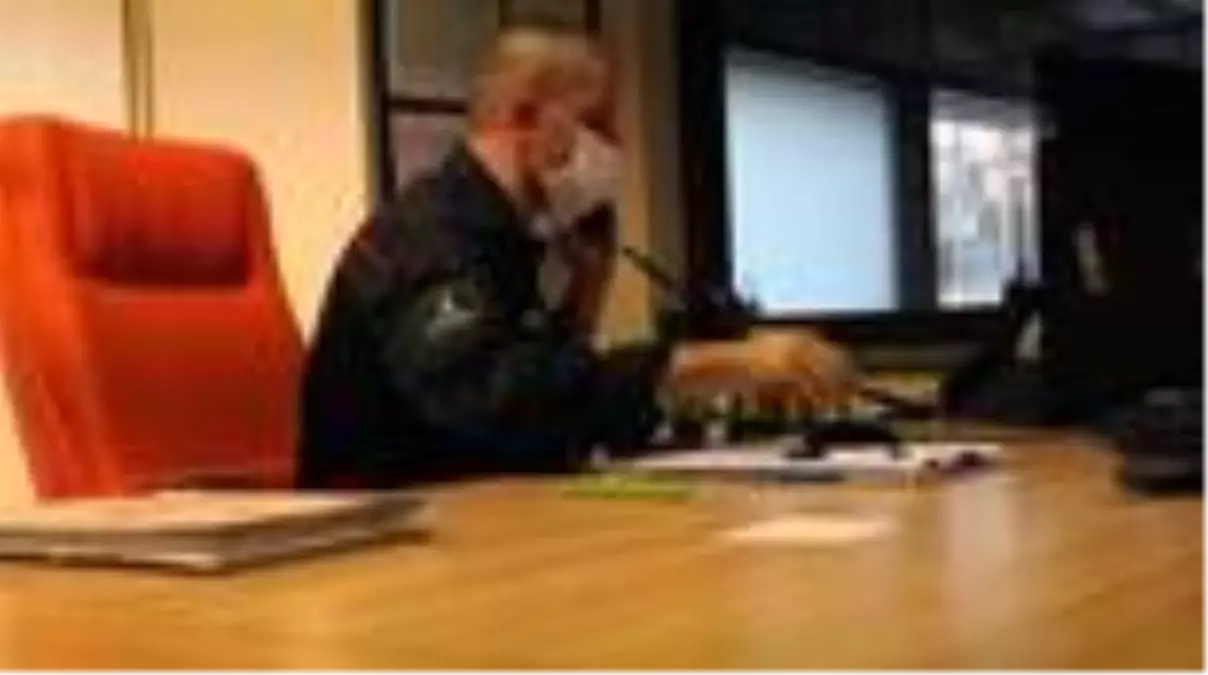 İtfaiyeciler bir kulakları ezanda, diğer kulakları telsizde oruç açtı