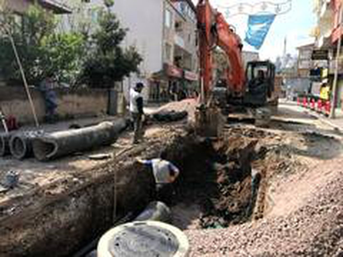 İzmit Bağdat Caddesi\'nde altyapı çalışmaları sürüyor