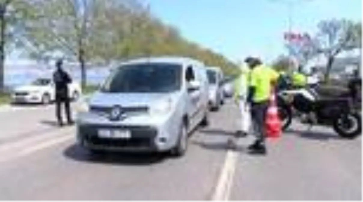 KOCAELİ Polisi denetimlerde sosyal mesafeyi tutma aparatıyla koruyor