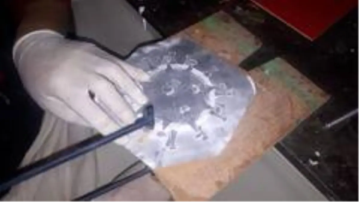 "Naht" sanatıyla Korona virüs Covid-19\'un simgesini yaptı