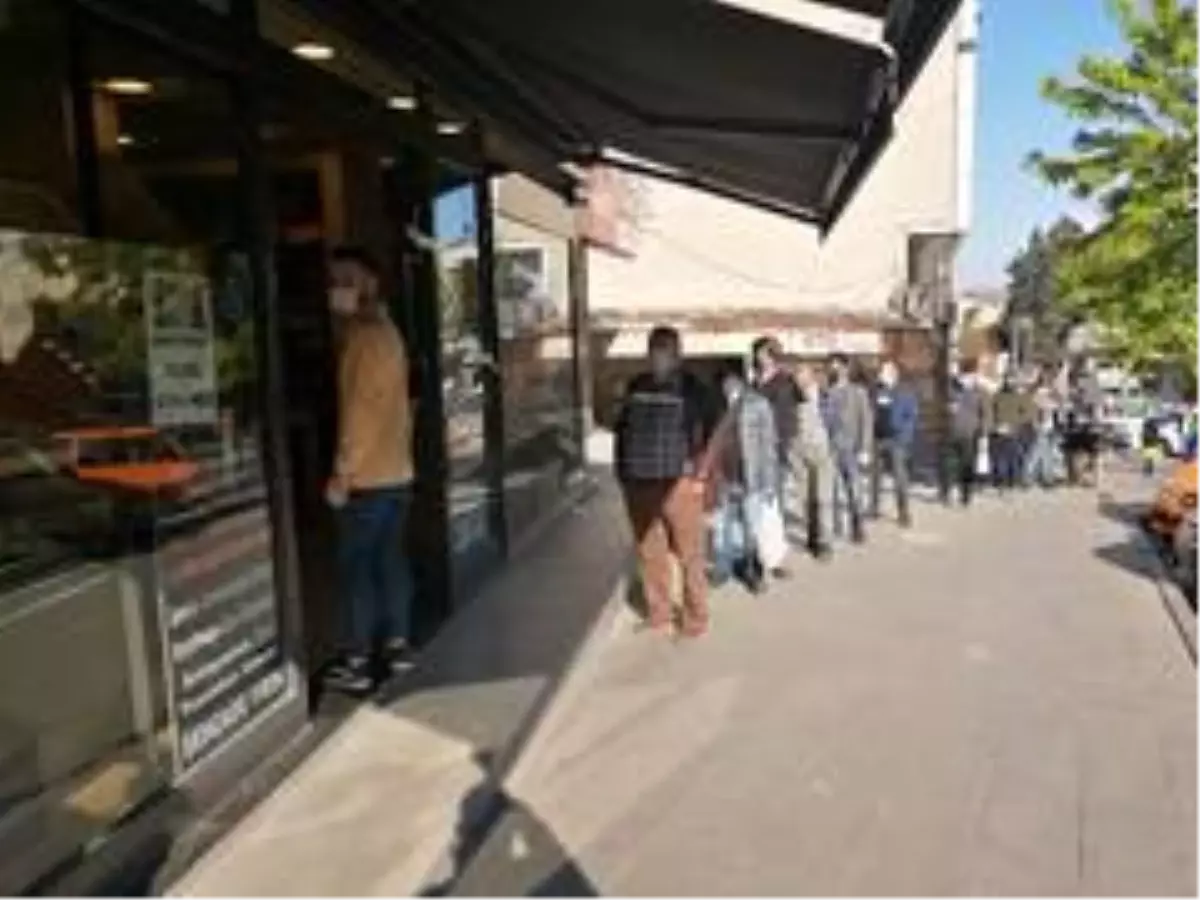 Ramazan\'ın ilk gününde fırınlarda sosyal mesafeli pide kuyruğu