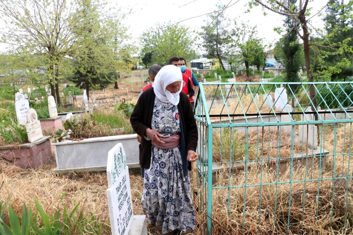 Siirt\'te 80 yaşındaki şehit annesi oğlunun mezarına götürüldü