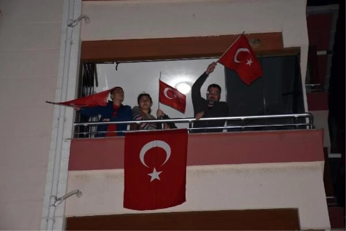 Trakya, İstiklal Marşı\'nı bayraklarla donattıkları balkonlardan okudu