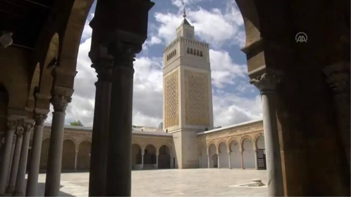 Tunus\'taki Zeytune Camisi Başimamı: "Teravih namazlarının kılındığı evler Allah\'ın ismiyle...