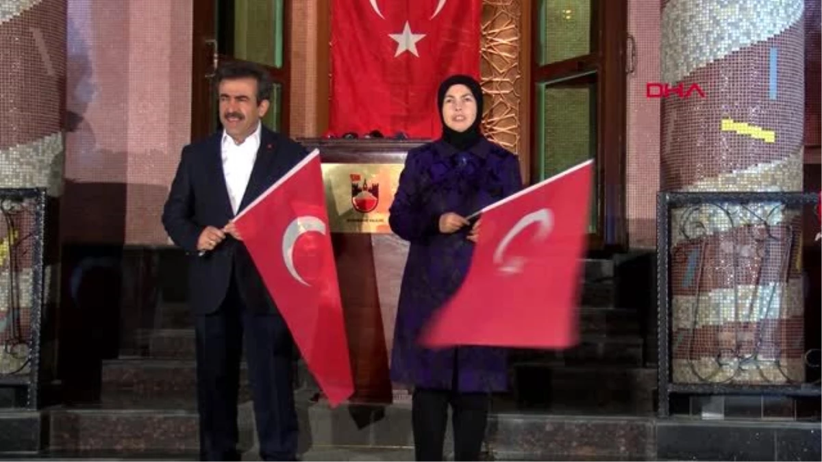 Vali Güzeloğlu, 23 Nisan\'ı eşiyle birlikte İstiklal Marşı okuyarak kutladı