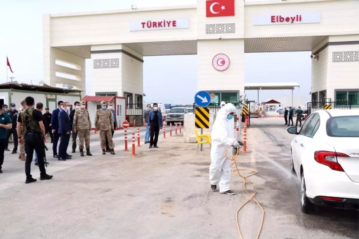 Kaymakam ve belediye başkanı sokak sokak dolaşarak çocukların bayramını kutladı