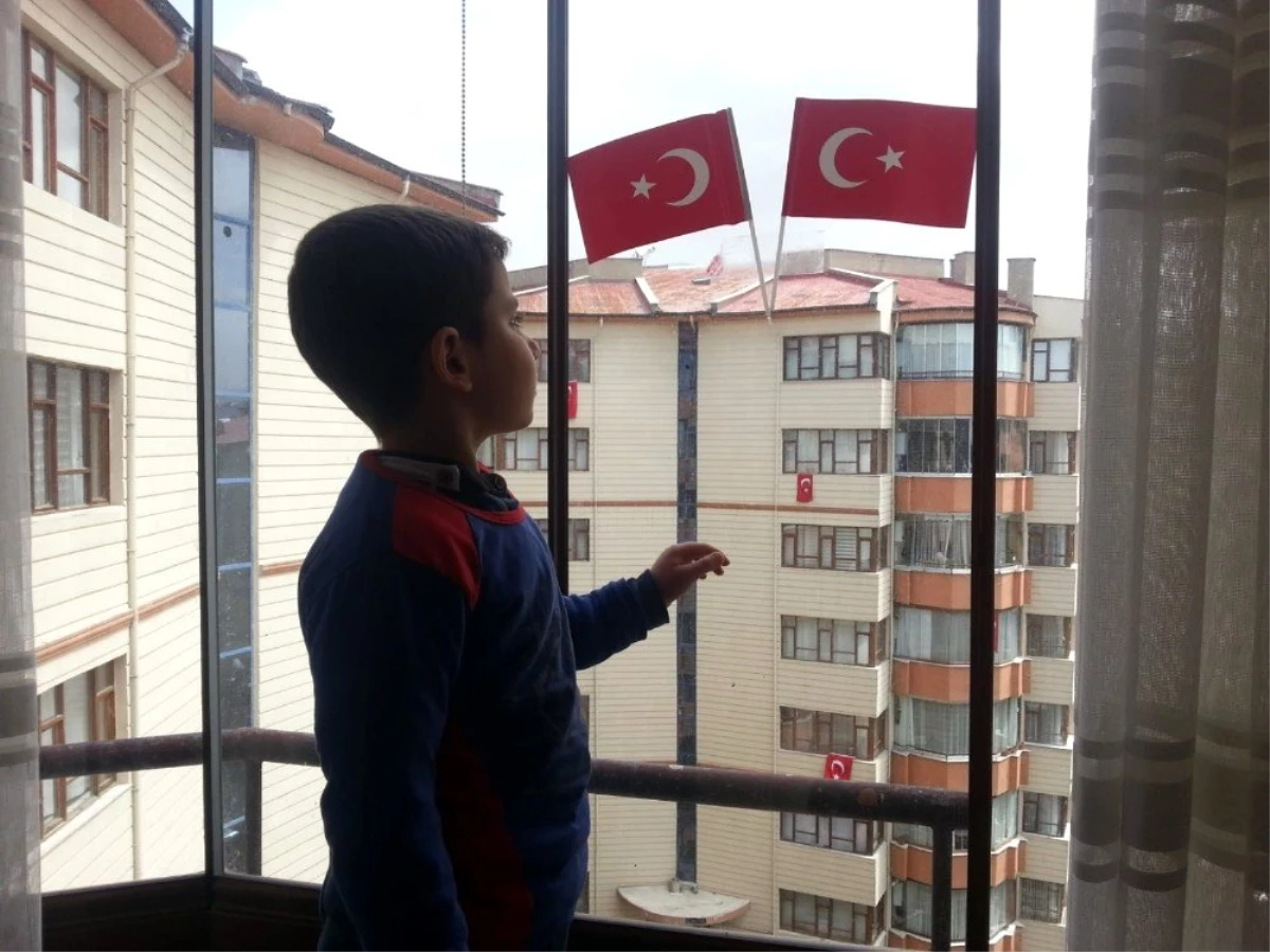 Vanlı minik Ferdi İstiklal Marşı\'nın 10 kıtasını ezbere okudu