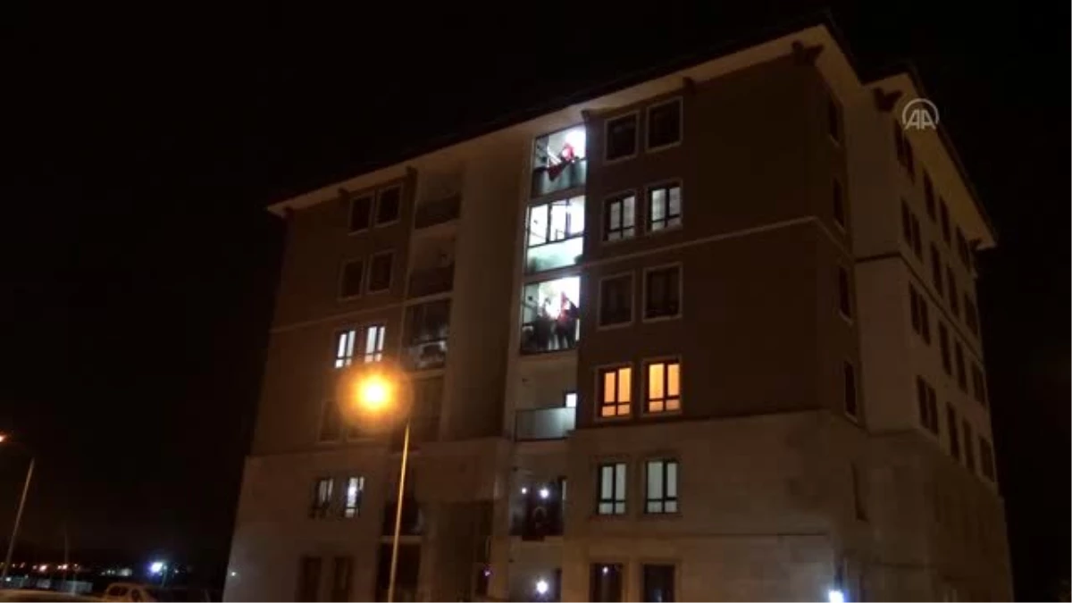 Vatandaşlar İstiklal Marşı\'nı balkonlardan coşkuyla okudu - Sarıkamış