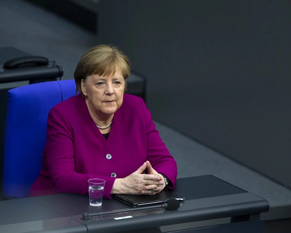 Almanya Başbakanı Merkel, makam aracı olarak Volkswagen Transporter tercih etti