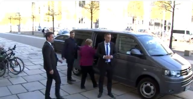 Almanya Başbakanı Merkel, makam aracı olarak Volkswagen Transporter tercih etti