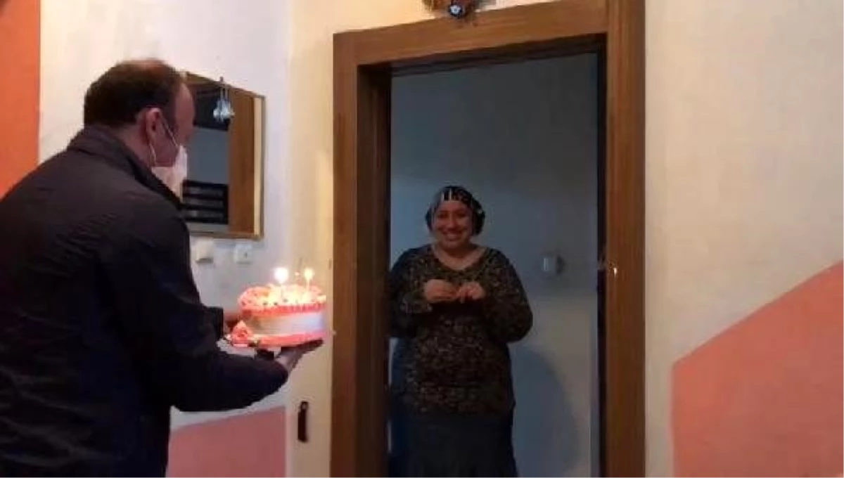 Ambulans şoförü, 28 gün sonra evine gidip, eşine doğum günü sürprizi yaptı