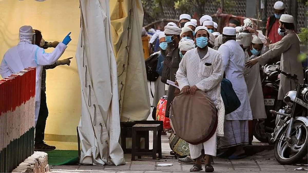 Hindistan\'da koronavirüsü yaymakla suçlanan Müslümanlar bazı hastanelere alınmıyor