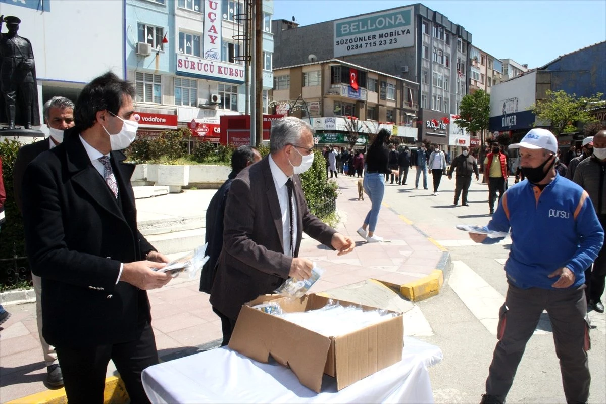 Keşan\'da belediye vatandaşlara maske dağıttı
